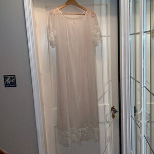 Vintage Henson Kickernick sheer lace trim long robe size 32